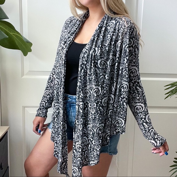 Code Vintage Tops - Code Vintage Floral Damask Wallpaper Cardigan Drape Blue White